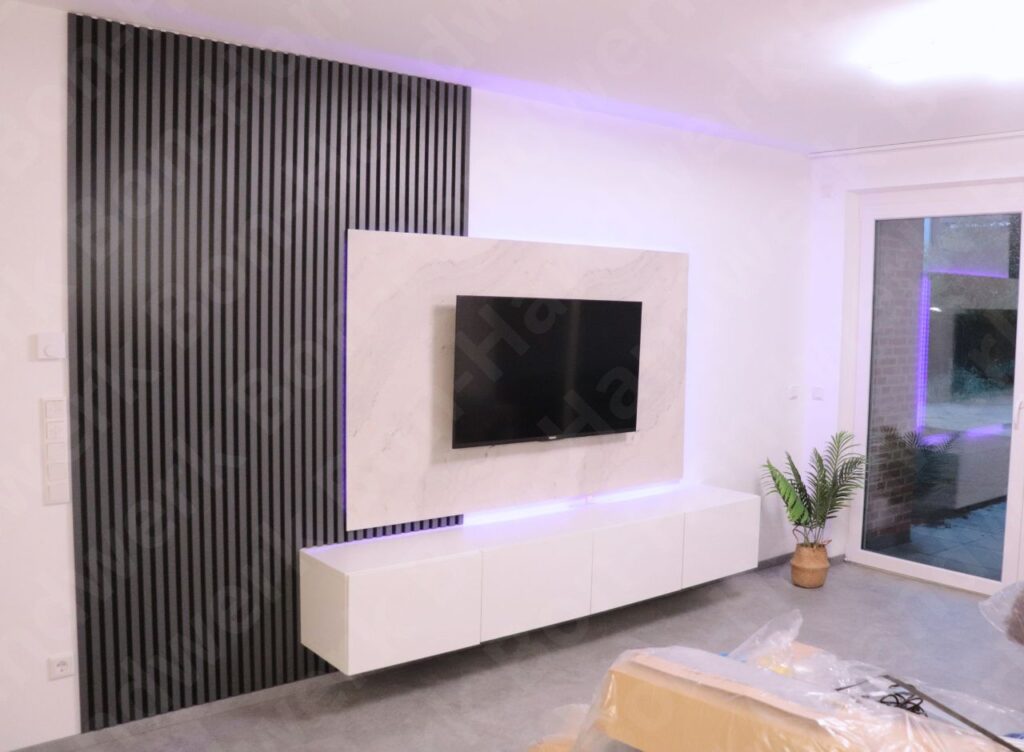 Montage von Wandpaneelen für TV-Wand in Bochum