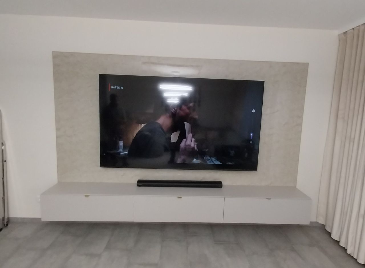 Moderne TV-Wandgestaltung mit Marmoroptik