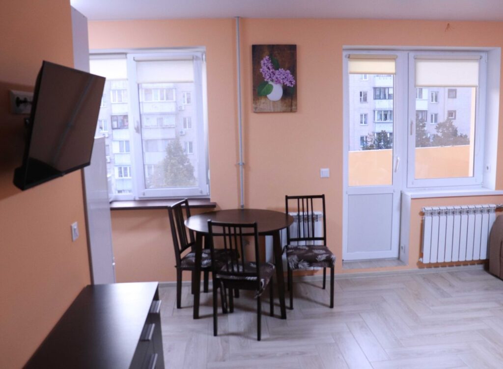 Fertiger Küchen- und Essbereich mit Balkontür nach der Renovierung