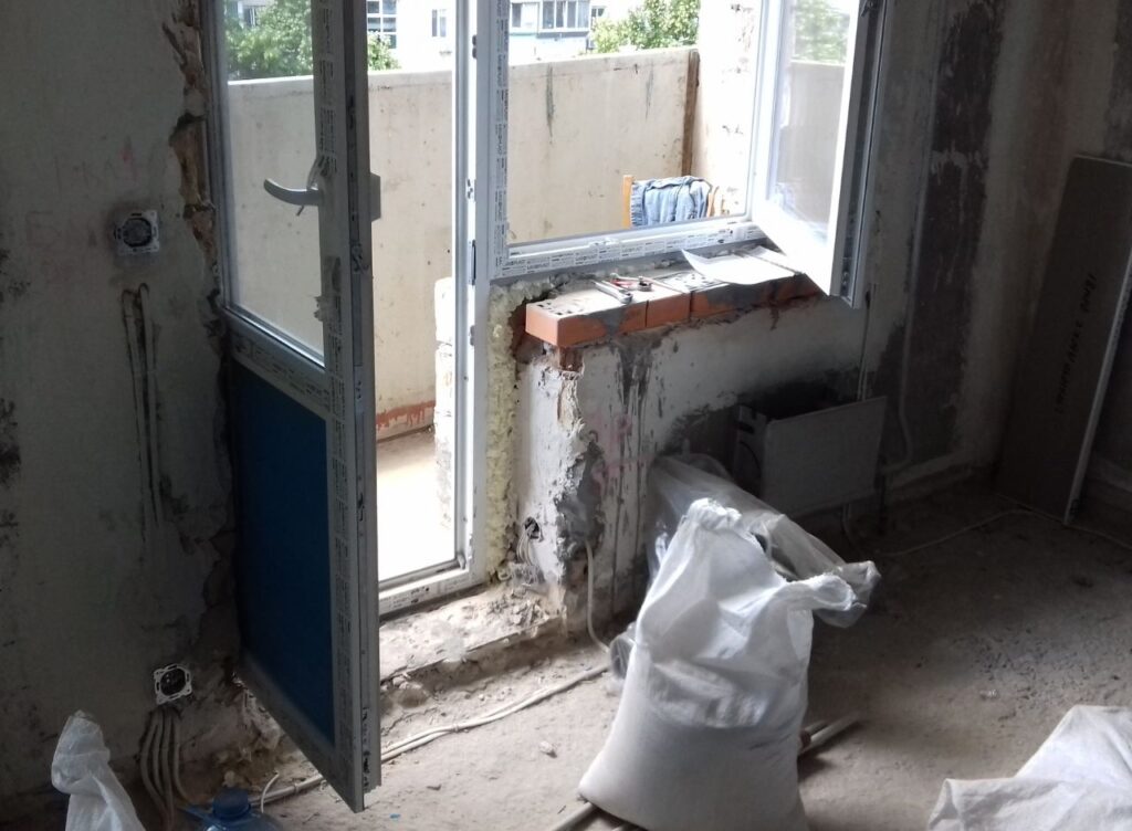 Blick zur Balkontür und zum Balkon während der Renovierung