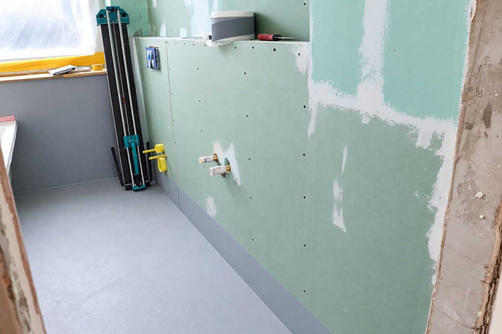 Feuchtraum-Trockenbau im Badezimmer in Bochum mit montierten Gipskartonplatten