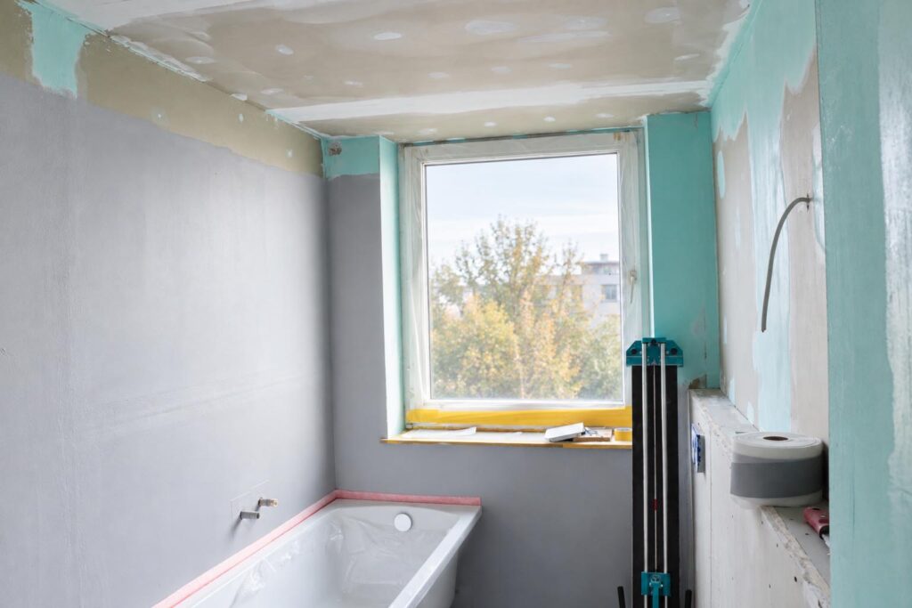 Trockenbauarbeiten im Badezimmer in Bochum mit Gipskarton an Wänden und Decke